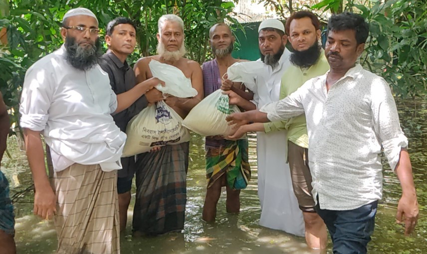 কচুয়ায় আহলে হাদীসের উদ্যোগে বন্যার্তদের মাঝে ত্রাণ সামগ্রী বিতরণ